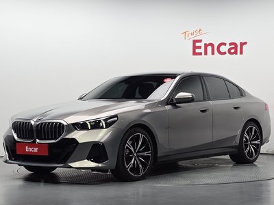 2025 BMW 5 SERIES photo 1