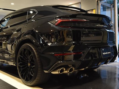 LAMBORGHINI URUS - 10