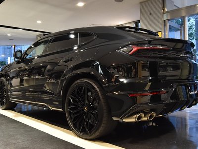 LAMBORGHINI URUS - 4
