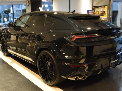 LAMBORGHINI URUS - 9