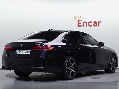 2023 BMW 5 SERIES 照片 2