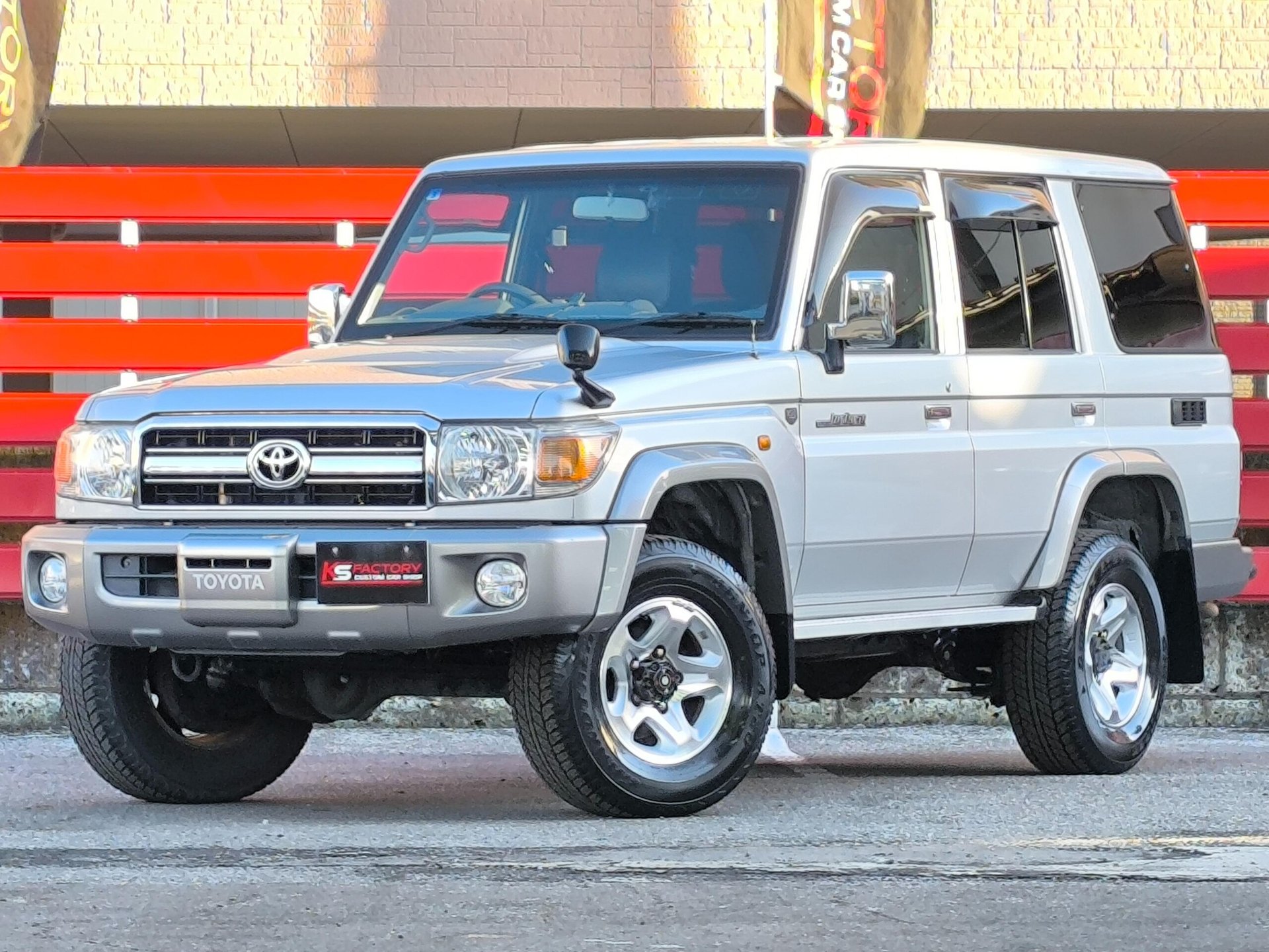 TOYOTA LAND CRUISER 70 - View 1