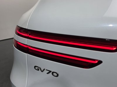 صورة 10 لـ 2023 Genesis GV70