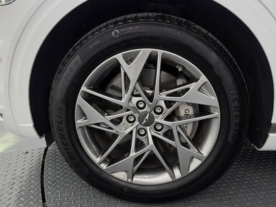 صورة 6 لـ 2023 Genesis GV70