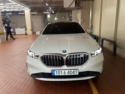 2025 BMW 5 SERIES photo 1