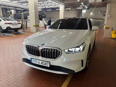 2025 BMW 5 SERIES photo 5