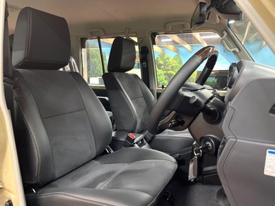 TOYOTA LAND CRUISER 70 - 8