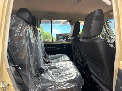 TOYOTA LAND CRUISER 70 - 9