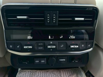 TOYOTA LAND CRUISER 300 - 7