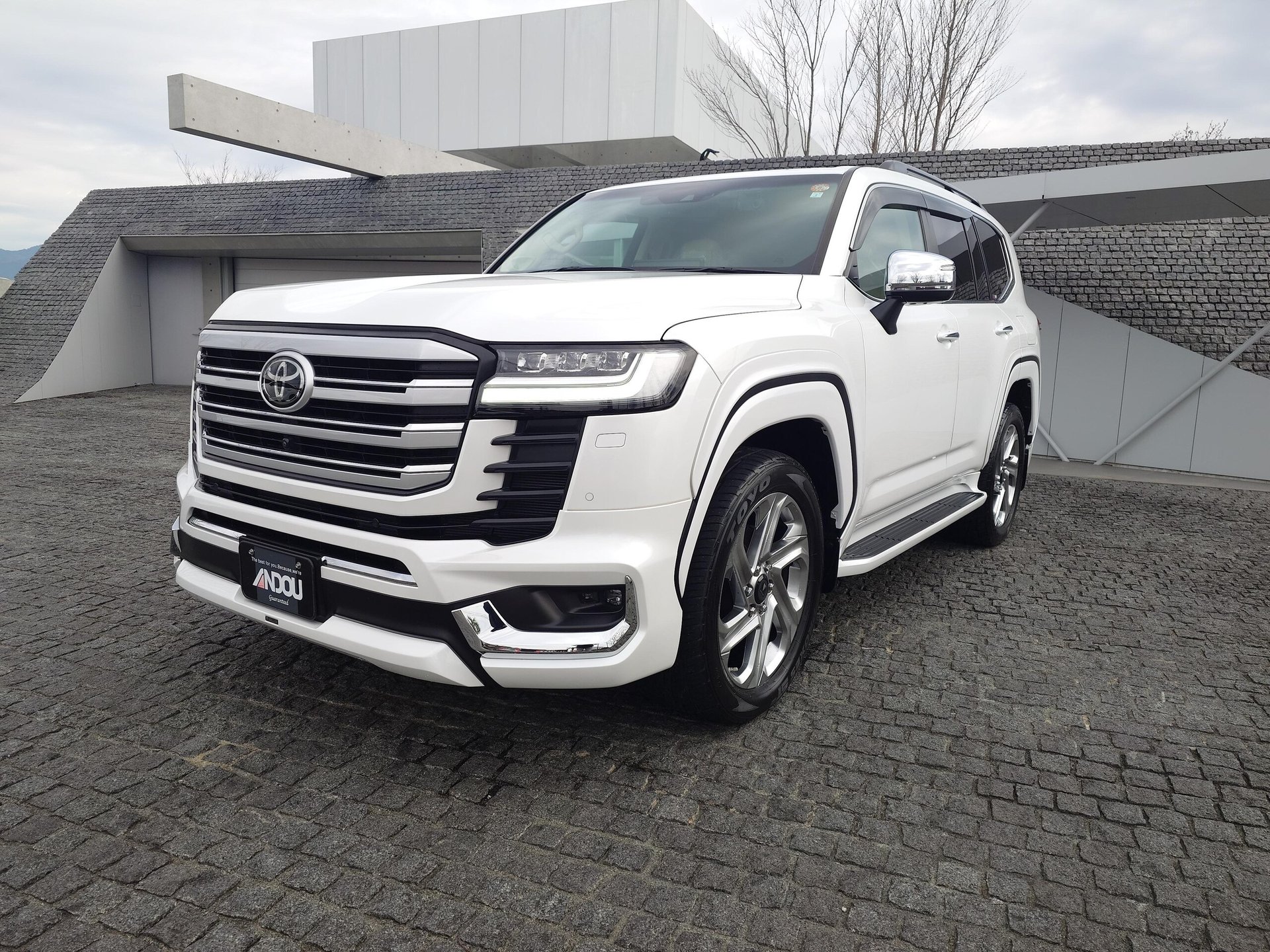 TOYOTA LAND CRUISER 300 - View 1