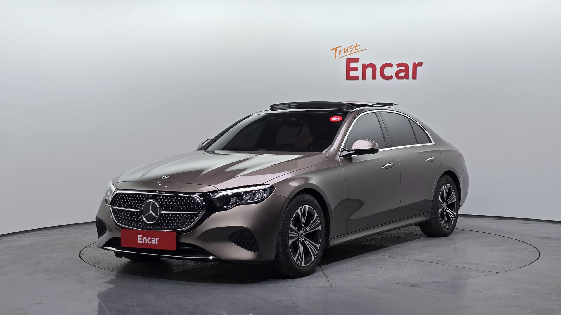 MERCEDES-BENZ E-CLASS - View 1