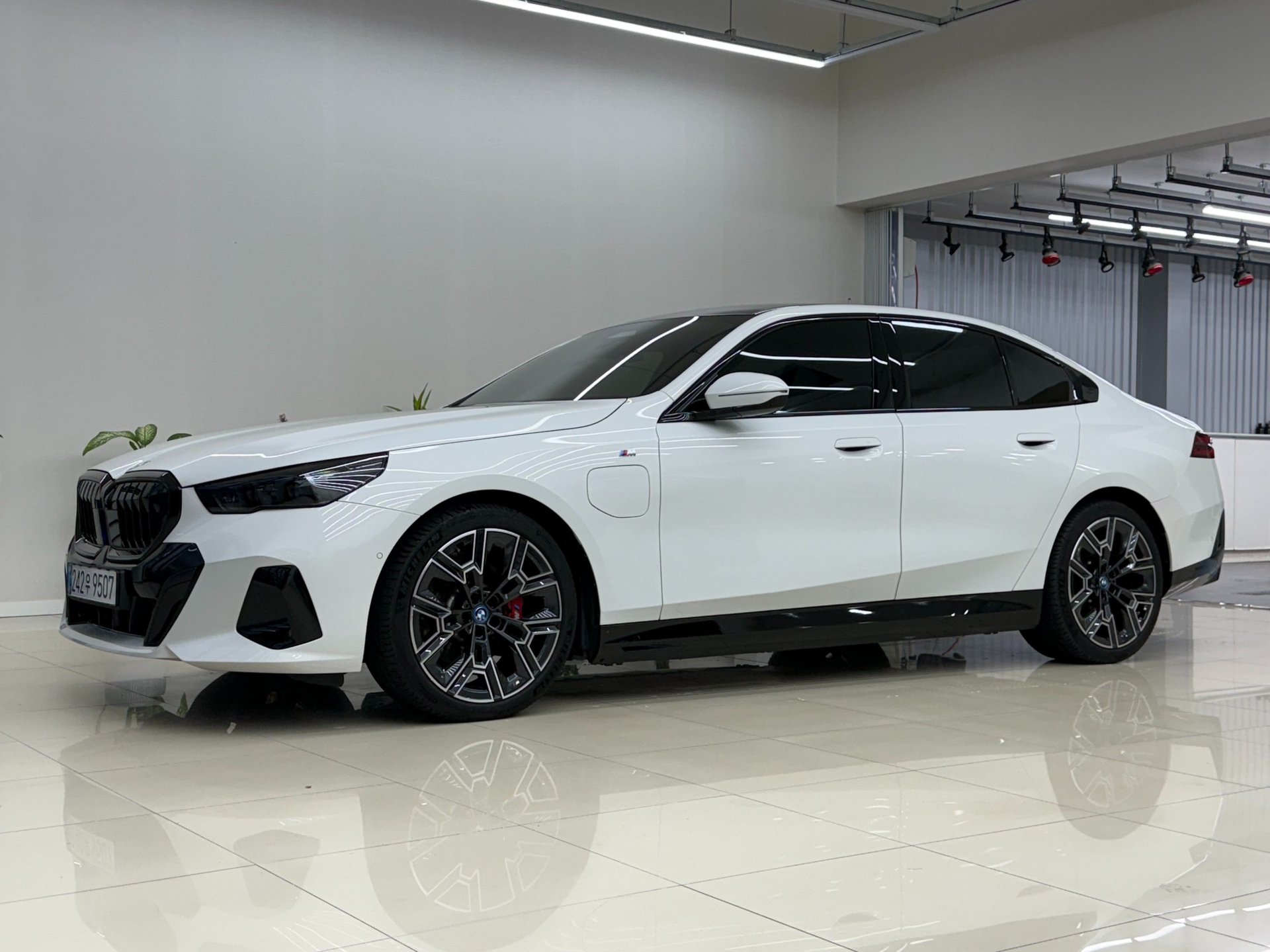 BMW 5 SERIES - View 1