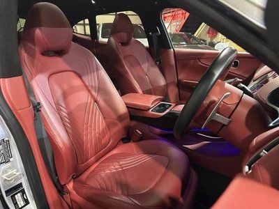 ASTON MARTIN DBX - 8