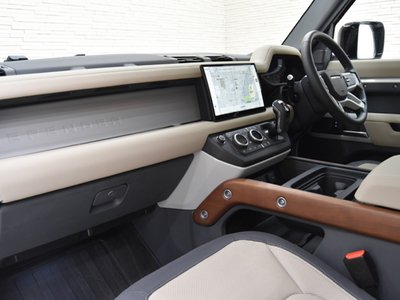 LAND ROVER DEFENDER - 10