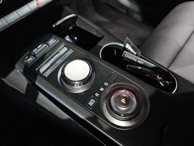 2024 Genesis GV70 thumbnail 12