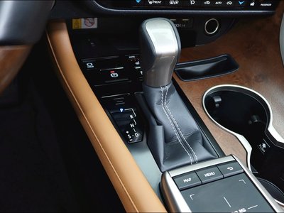 صورة مصغرة 17 لـ 2022 Lexus RX