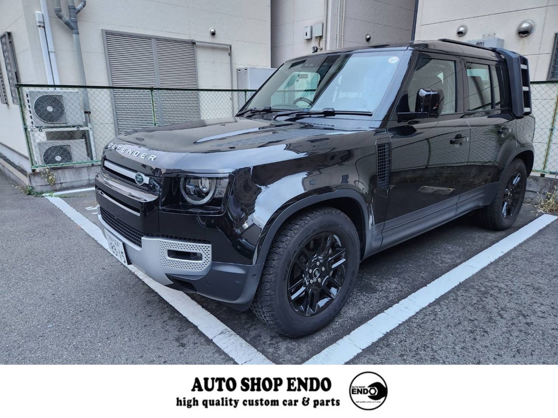 LAND ROVER DEFENDER - View 1