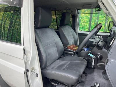 TOYOTA LAND CRUISER 70 - 9