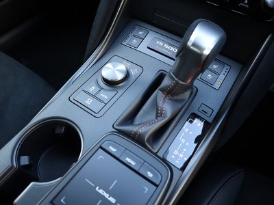صورة مصغرة 65 لـ 2023 Lexus IS
