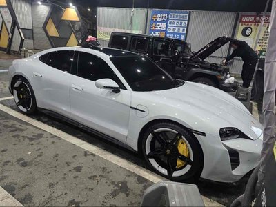 صورة 9 لـ 2023 Porsche TAYCAN