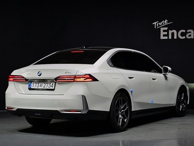 صورة 4 لـ 2025 BMW 5 SERIES
