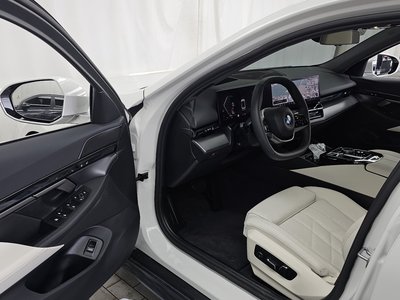 صورة مصغرة 13 لـ 2025 BMW 5 SERIES