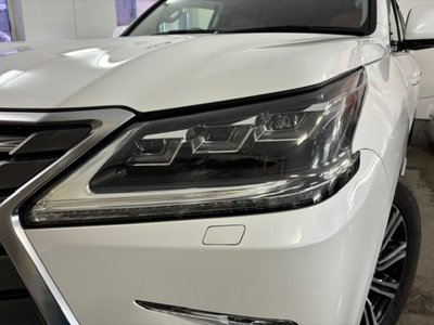 2017 Lexus LX photo 4