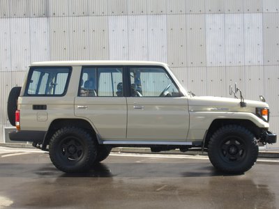 TOYOTA LAND CRUISER 70 - 9