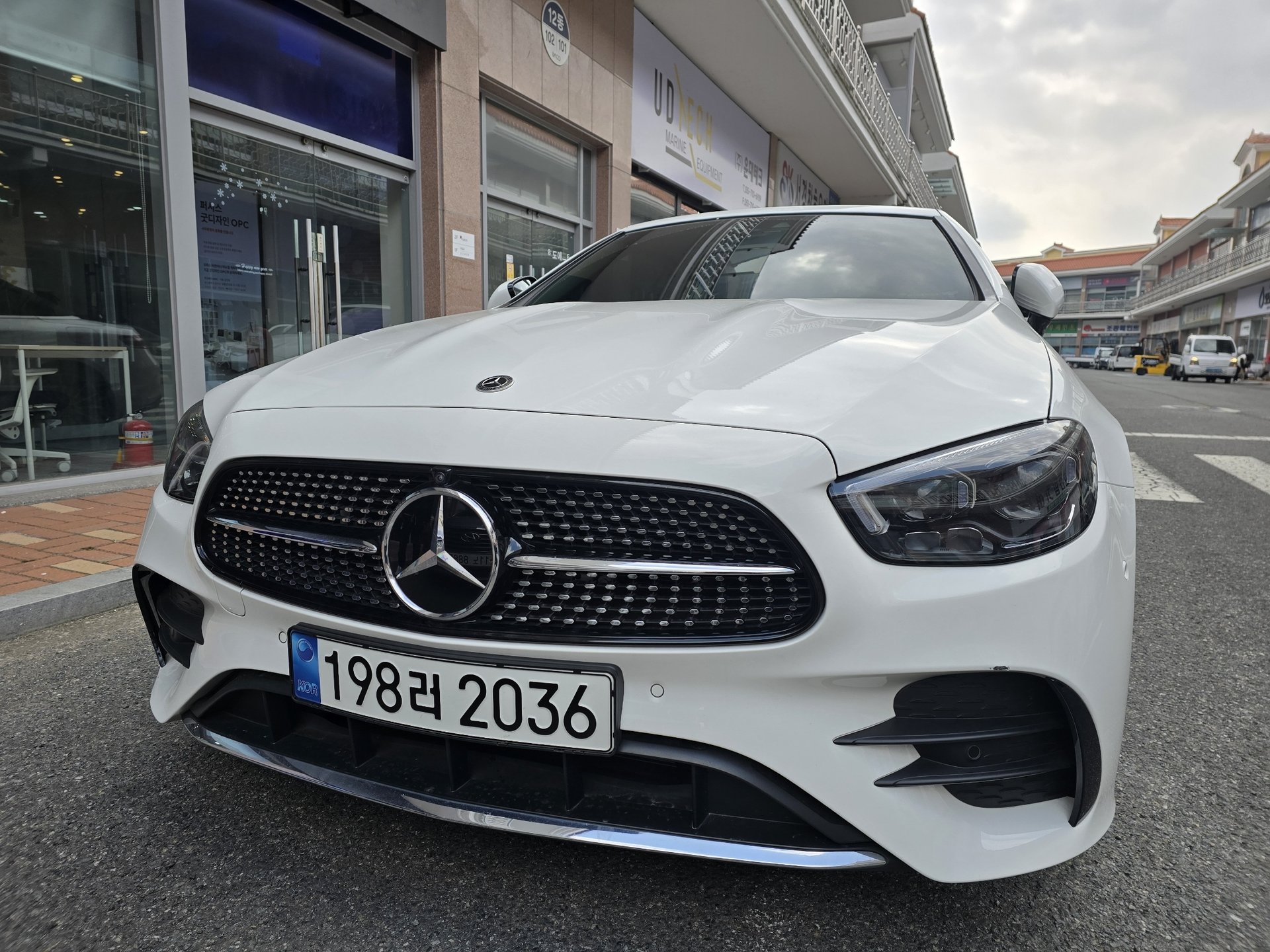 MERCEDES-BENZ E-CLASS - View 1