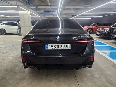 2025 BMW 5 SERIES — фото 3