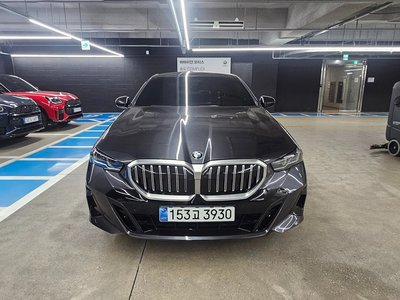 2025 BMW 5 SERIES — фото 2