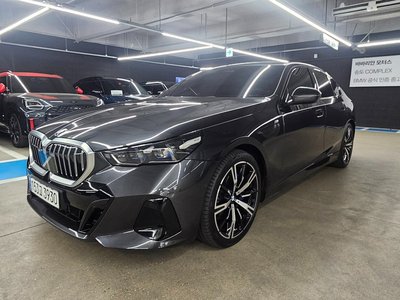 2025 BMW 5 SERIES — фото 1