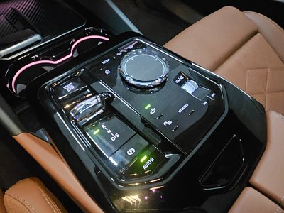 2025 BMW 5 SERIES — фото 9