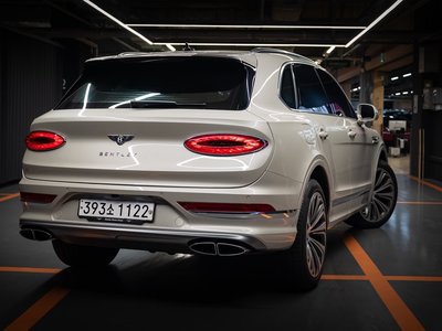 2025 Bentley BENTAYGA photo 3
