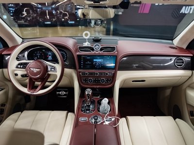 2025 Bentley BENTAYGA photo 6