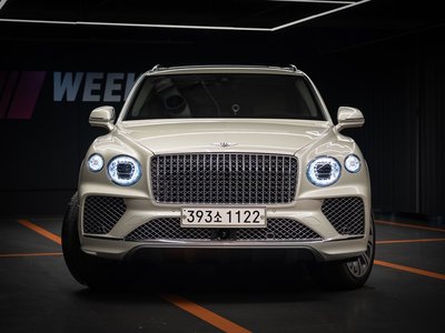 2025 Bentley BENTAYGA photo 2