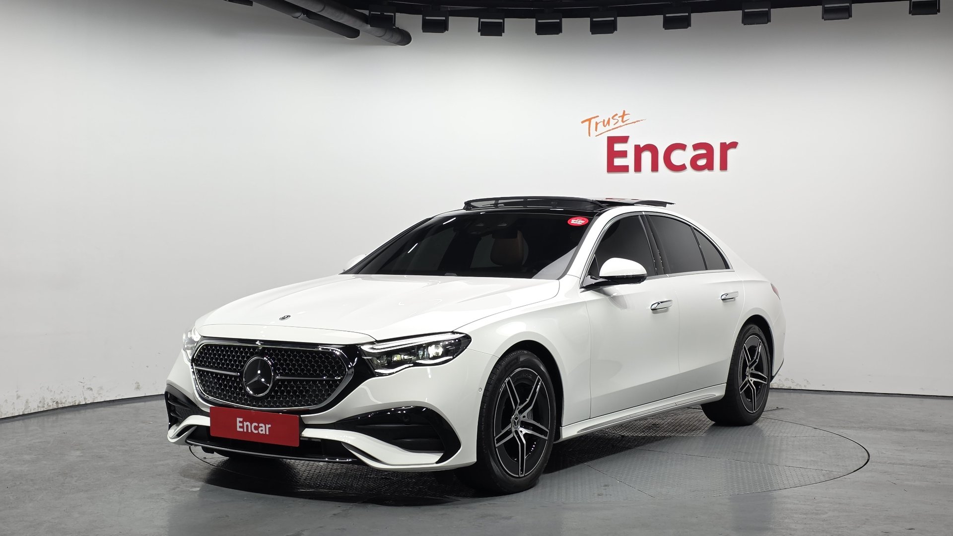 MERCEDES-BENZ E-CLASS - View 1