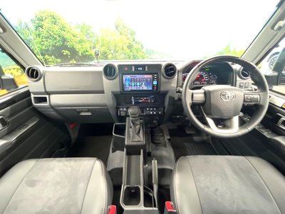 TOYOTA LAND CRUISER 70 - 2