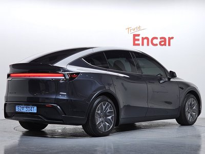 TESLA MODEL Y - 3