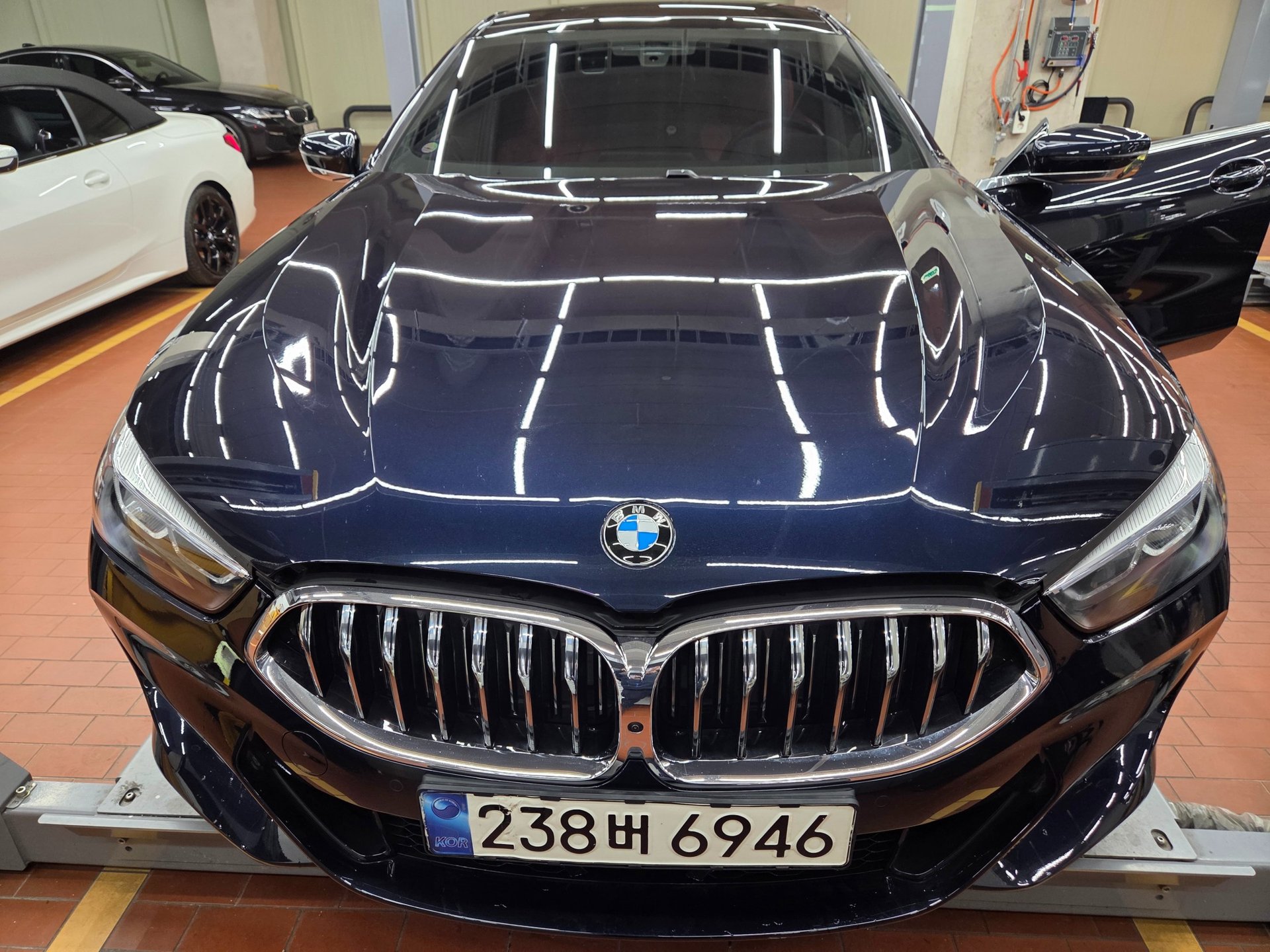 BMW 8 SERIES - View 1