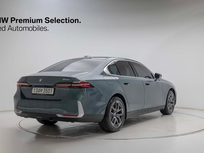 2025 BMW 5 SERIES photo 3