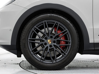 2025 Porsche CAYENNE photo 6