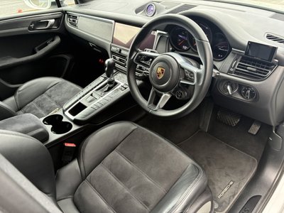 PORSCHE MACAN - 8