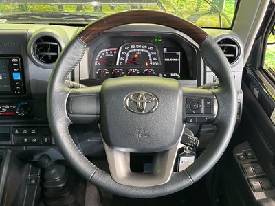 TOYOTA LAND CRUISER 70 - 8
