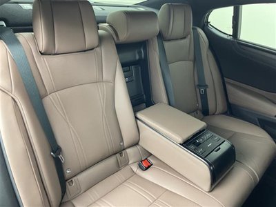 صورة مصغرة 32 لـ 2021 Lexus ES