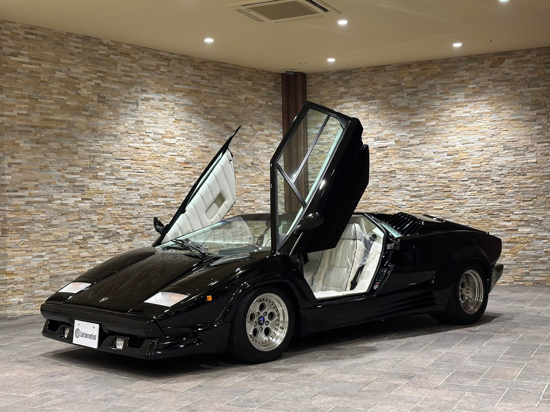 LAMBORGHINI COUNTACH - View 1