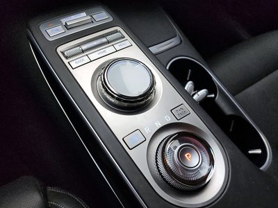 صورة 9 لـ 2022 Genesis GV70