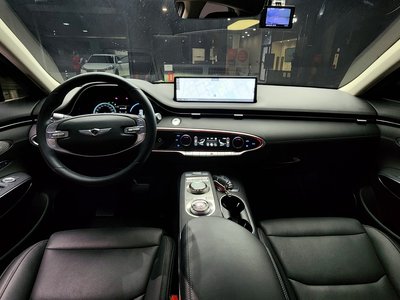 صورة 5 لـ 2022 Genesis GV70