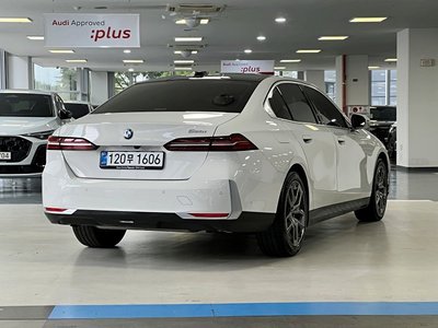 2025 BMW 5 SERIES 照片 4