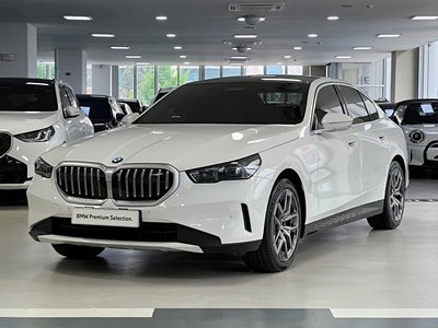 2025 BMW 5 SERIES 照片 1